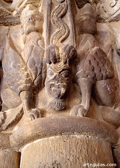 Capitel de la puerta