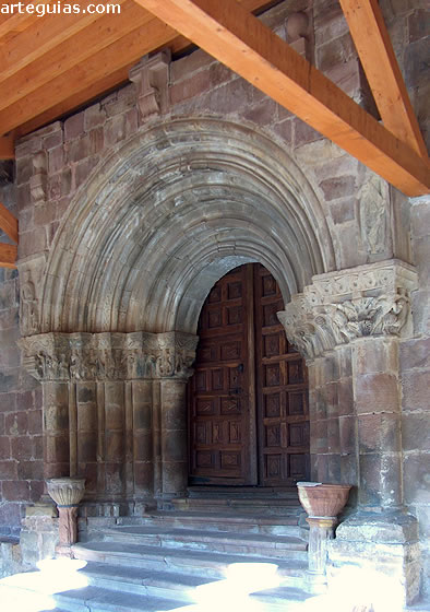 Puerta de la iglesia de Pineda de la Sierra