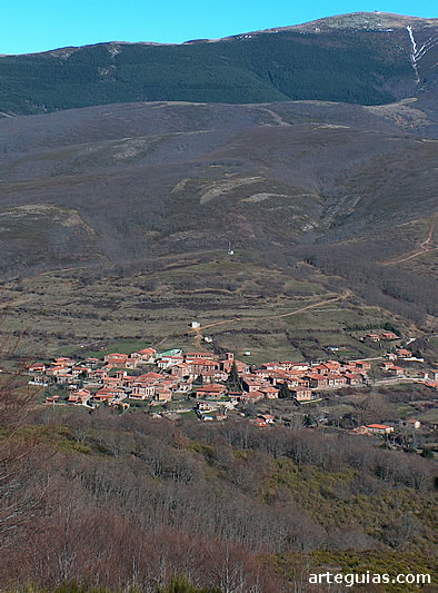 Pineda de la Sierra rodeada de monta&ntilde;as de la Sierra de la Demanda