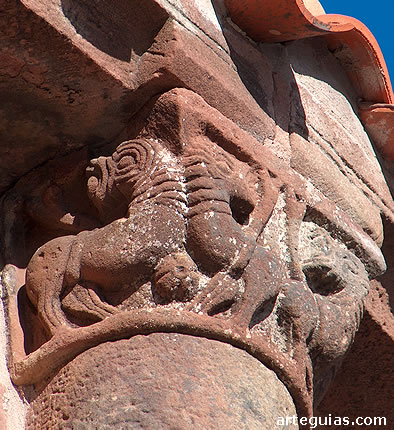 Capitel de leones del &aacute;bside