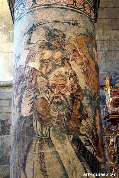 Una de las columnas con pinturas