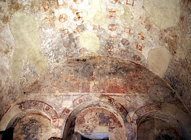 Restos de pinturas murales en el &aacute;bside central