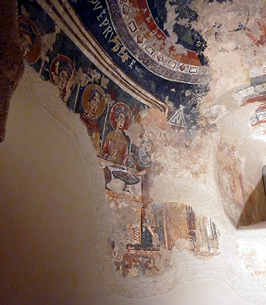 Pinturas rom&aacute;nicas en su interior