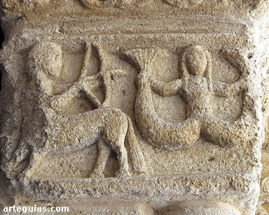 Mocheta con un sagitario disparando a una sirena