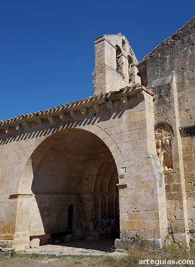 P&oacute;rtico que cobija la puerta