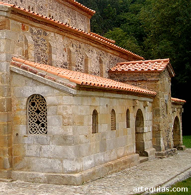 P&oacute;rtico lateral con sus celos&iacute;as