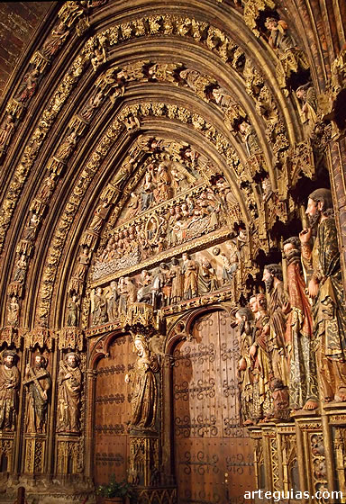 Santa Mar&iacute;a de los Reyes de Laguardia: p&oacute;rtico g&oacute;tico de entrada a la iglesia