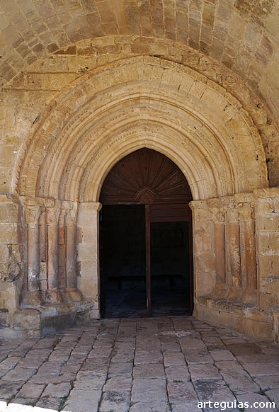 Puerta ubicada en el muro sur