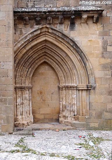 Puerta cegda en el hastial occidental