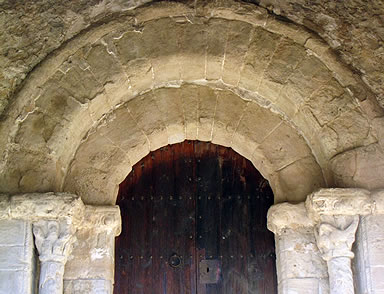 Peque&ntilde;a puerta rom&aacute;nica en el muro sur