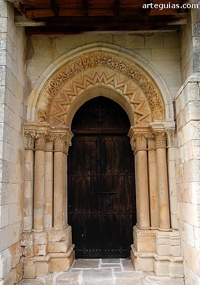 Puerta de comunicaci&oacute;n entre la iglesia y el desaparecido claustro