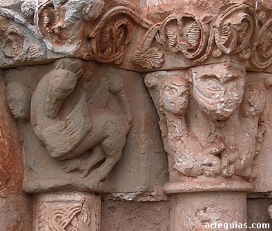 Capiteles con grifo, un mascar&oacute;n y arp&iacute;as