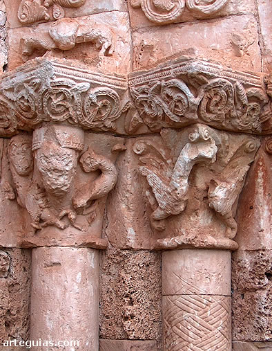 Capiteles del flanco este de la puerta