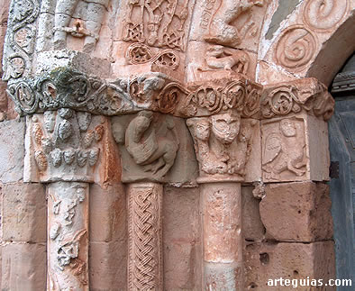 Columnas y capiteles del  lado oeste de la portada