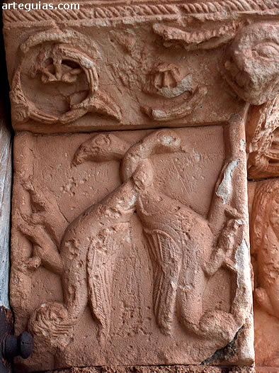 Relieve en una de las jambas interiores: dos aves con los cuellos entrelazados