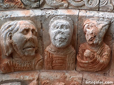 Tres personajes que parece que se  encuentran conversando