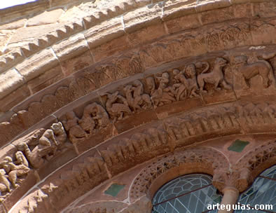 Escenas de animales y combates en la rosca interior del roset&oacute;n