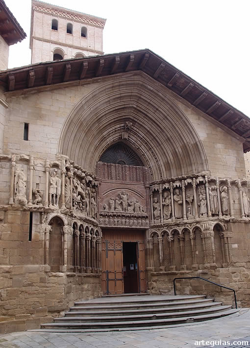 Portada principal de la iglesia de San Bartolom&eacute;