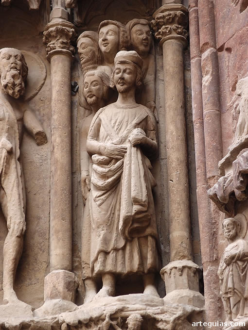 Detalle de la portada g&oacute;tica de la iglesia de San Bartolom&eacute; de Logro&ntilde;o