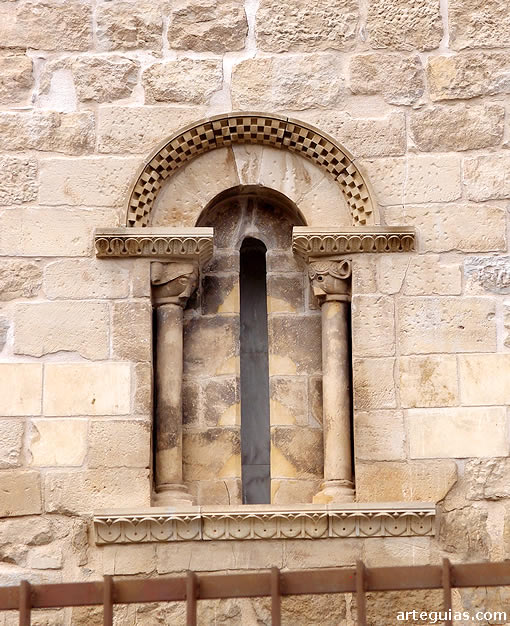 Ventanal rom&aacute;nico en el &aacute;bside principal