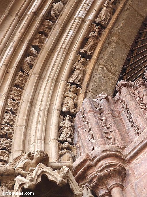 Detalle de la gran portada de la iglesia logro&ntilde;esa de San Bartolom&eacute;