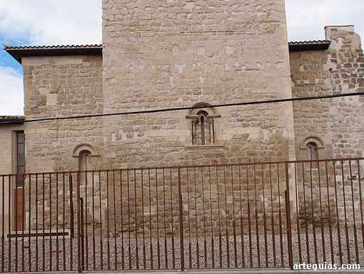 Cabecera de la iglesia aprovechando los muros de la muralla logro&ntilde;esa