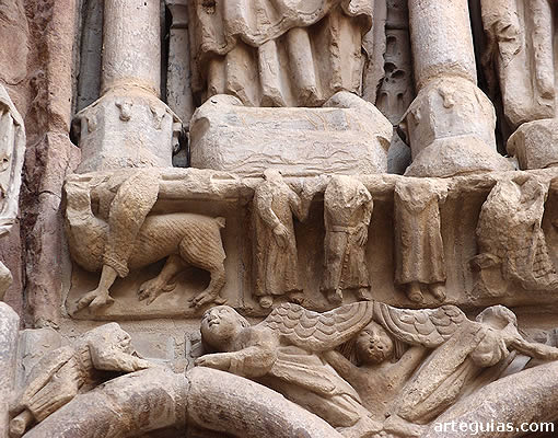 Escenas diversas colocadas en las enjutas de las arquer&iacute;as inferiores