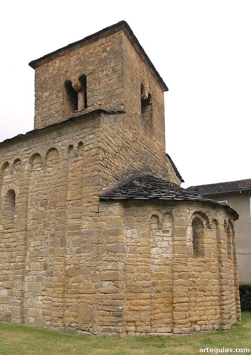 Exterior de la cabecera y la torre campanario