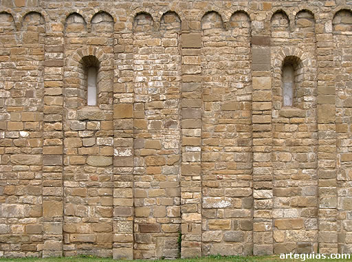 Muro rom&aacute;nico lombardo de San Caprasio de Santa Cruz de la Ser&oacute;s