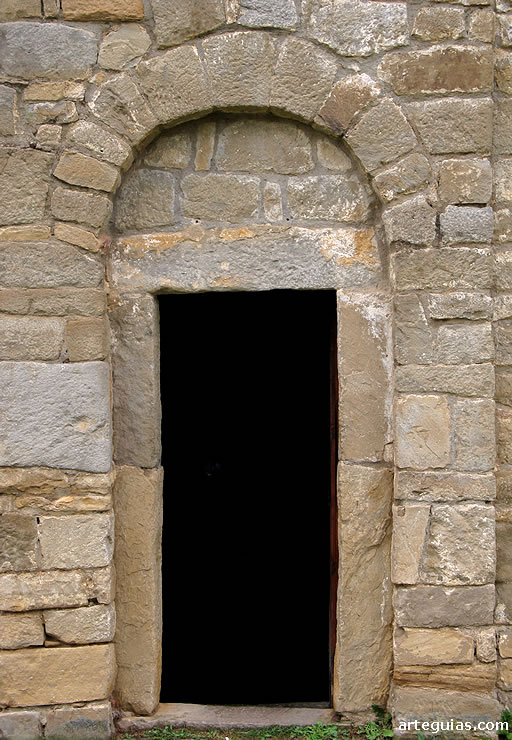 Puerta situada en el muro oeste