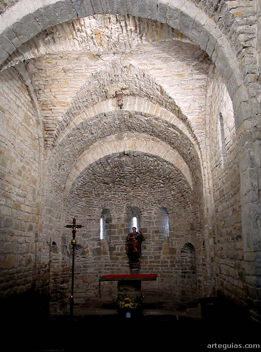 Interior de la cabecera y nave  de Iglesia de San Caprasio de Santa Cruz de la Ser&oacute;s