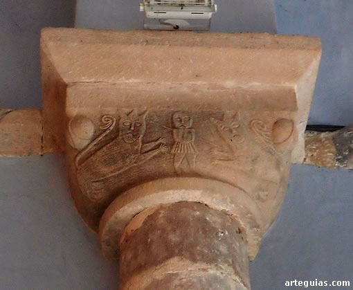 Capitel con un soldado luchando contra leones