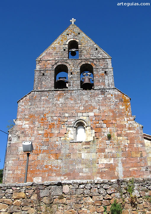 Iglesia de San Cebrián de Mudá: fachada occidental de la iglesia con un ventanal y su espadaña