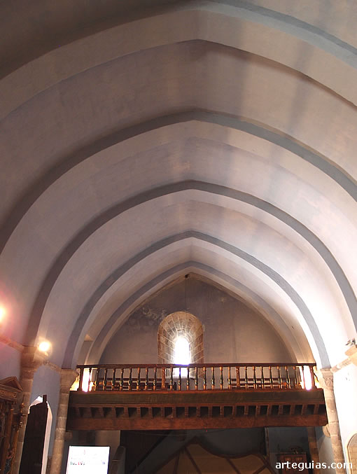 Iglesia de San Cebrián de Mudá: bóveda de medio cañón apuntado de la nave