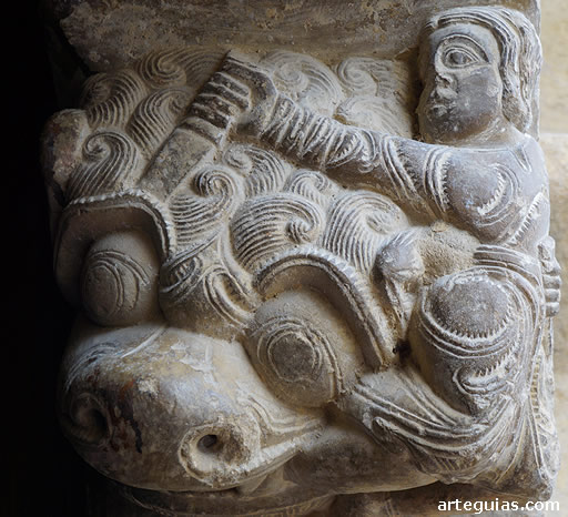 Mocheta que sujeta el t&iacute;mpano de la puerta de San Felices de Uncastillo