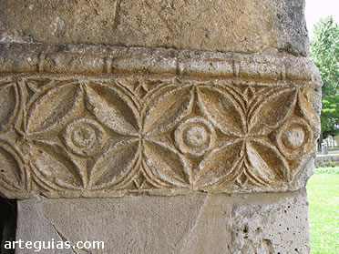 Friso con relieves vegetales en  el p&oacute;rtico de entrada