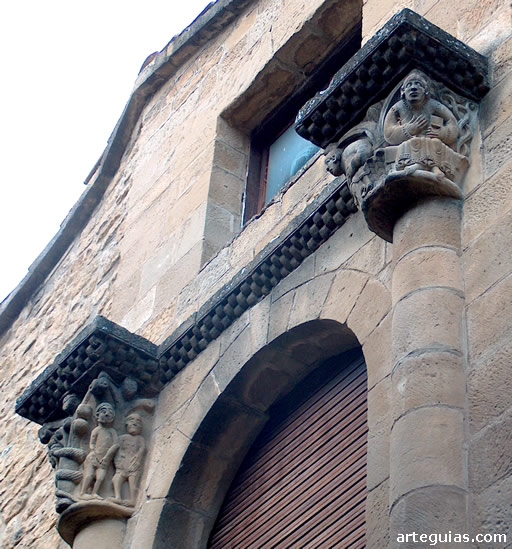 Capiteles reubicados procedentes de la iglesia de San Lorenzo de Uncastillo