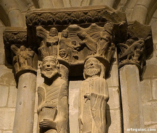 Detalle de las estatuas columnas del interior. En el capitel aparece la Epifan&iacute;a de los Reyes Magos