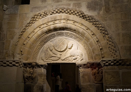 Portada lateral de San Mart&iacute;n de Uncas con un t&iacute;mpano inspirado en la puerta occidental de la catedral de Jacatillo
