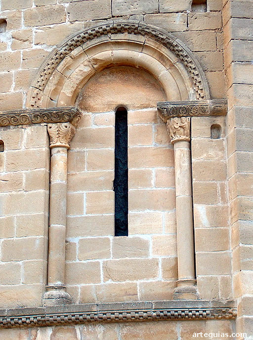 Uno de los ventanales del &aacute;bside