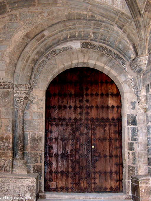 Puerta lateral muy alterada