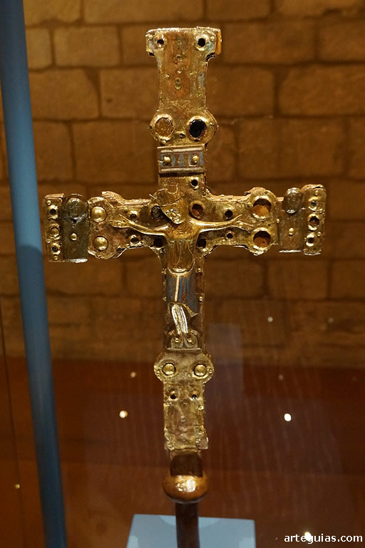 Cruz procesional rom&aacute;nica con esmaltes sobre bronce