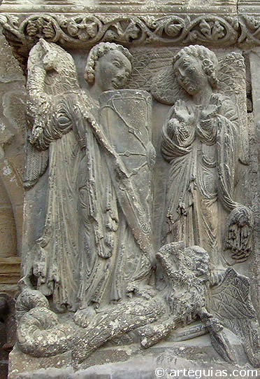 San Miguel alanceando al demonio