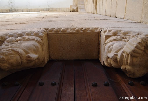 Detalle de una de las puertas interiores