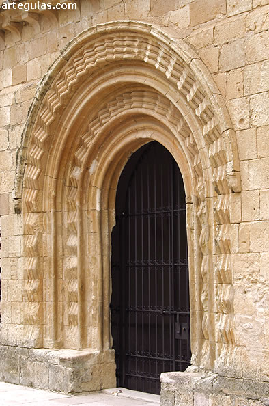 Caracter&iacute;stico ingreso a la galer&iacute;a con zigzagueados hasta el suelo