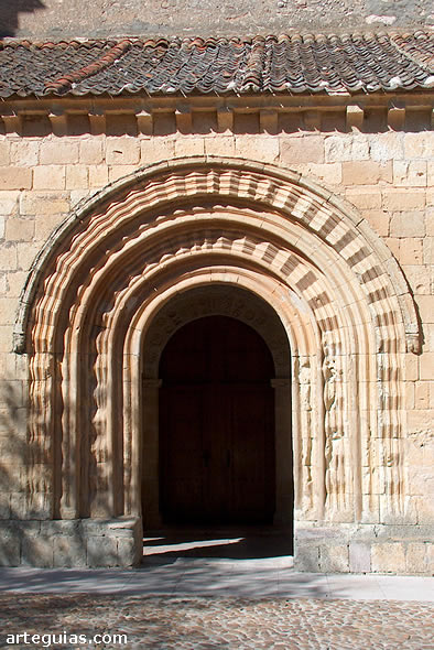 Puerta de ingreso del p&oacute;rtico rom&aacute;nico