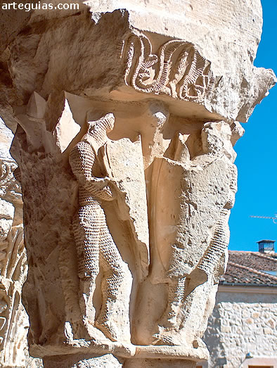 Capitel con guerreros