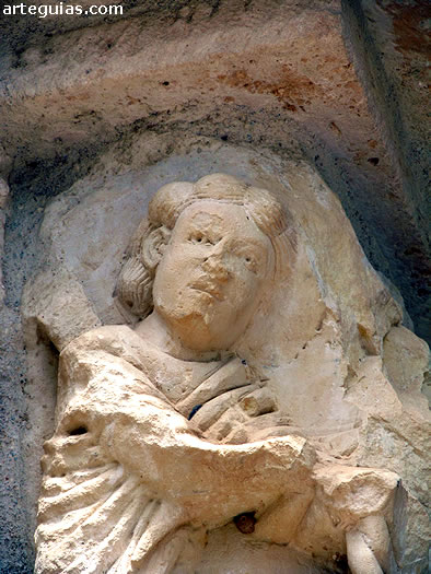 Relieve de uno de los capiteles de la galer&iacute;a porticada