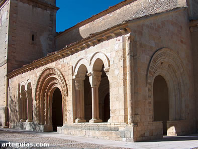 San Pedro de Ga&iacute;llos: galer&iacute;a porticada rom&aacute;nica