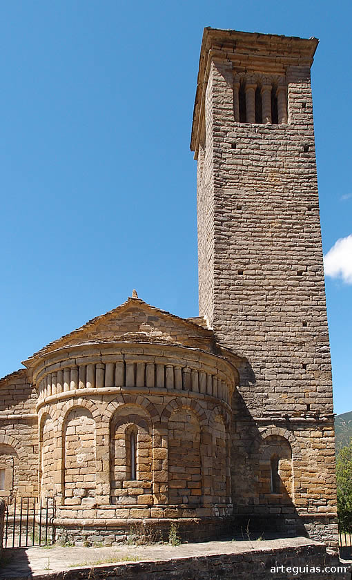 San Pedro de L&aacute;rrede: cabecera y torre campanario